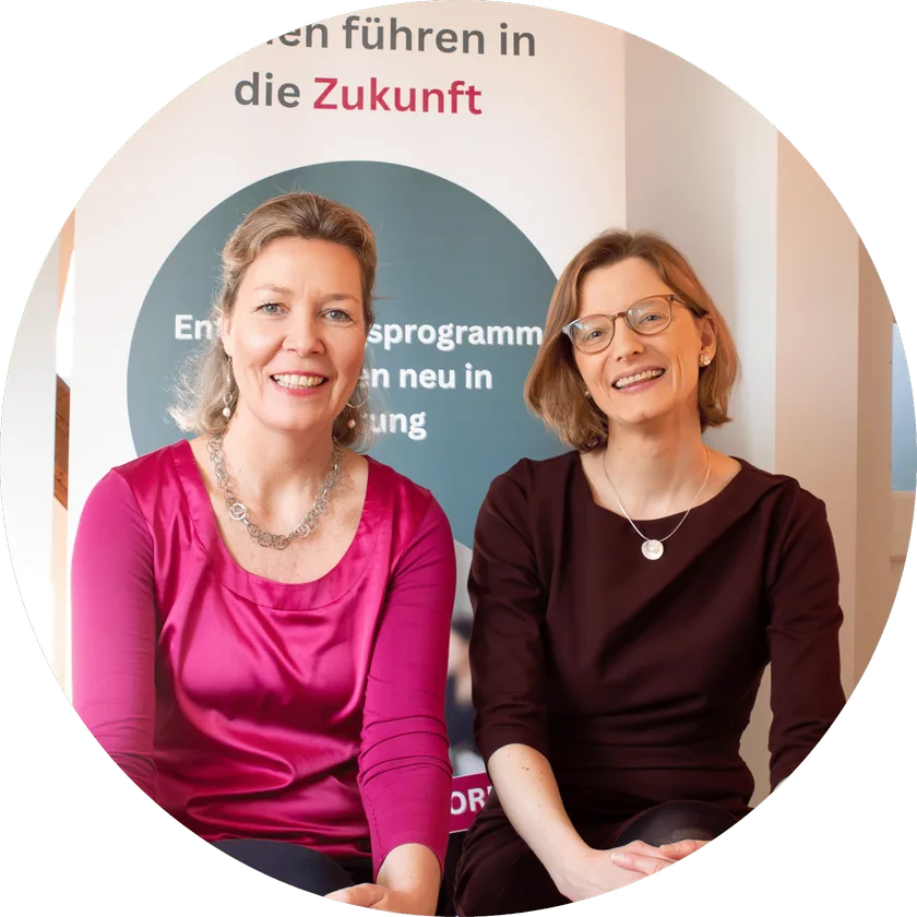 Tessa Forsblad und Nina Kaienburg vor dem Roll-up „Frauen führen in die Zukunft“